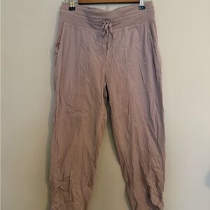 Lululemon Athletica Dance Studio Crop. Size 6.